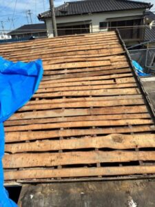 春日井市にて行った雨漏り修理（瓦屋根から横段ルーフへの葺き替え工事）