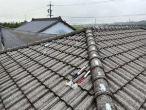 屋根コーキング補修の様子